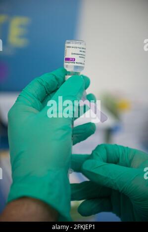 Corigliano Rossano, Italia. 01 Maggio 2021. Corigliano Rossano, Vai Day vaccinazioni in Calabria, migliaia di persone vaccinate nei quattro giorni di vaccinazione in tutti i centri di vaccinazione della regione con la disponibilità di vaccini come AstraZeneca, Pfizer, moderna per combattere Covid-19. Credit: Agenzia fotografica indipendente/Alamy Live News Foto Stock