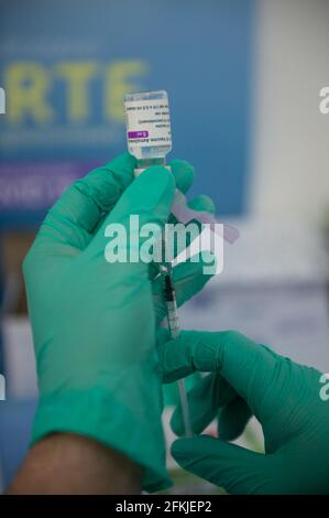 Corigliano Rossano, Italia. 01 Maggio 2021. Corigliano Rossano, Vai Day vaccinazioni in Calabria, migliaia di persone vaccinate nei quattro giorni di vaccinazione in tutti i centri di vaccinazione della regione con la disponibilità di vaccini come AstraZeneca, Pfizer, moderna per combattere Covid-19. Credit: Agenzia fotografica indipendente/Alamy Live News Foto Stock