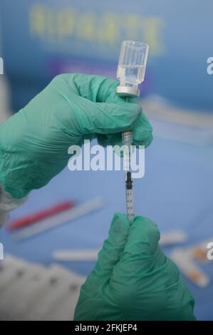 Corigliano Rossano, Italia. 01 Maggio 2021. Corigliano Rossano, Vai Day vaccinazioni in Calabria, migliaia di persone vaccinate nei quattro giorni di vaccinazione in tutti i centri di vaccinazione della regione con la disponibilità di vaccini come AstraZeneca, Pfizer, moderna per combattere Covid-19. Credit: Agenzia fotografica indipendente/Alamy Live News Foto Stock