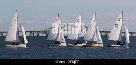 Babylon, New York, USA – 7 dicembre 2019: Piccole barche a vela in gara in una regata invernale di fronte al ponte della Great South Bay. Foto Stock