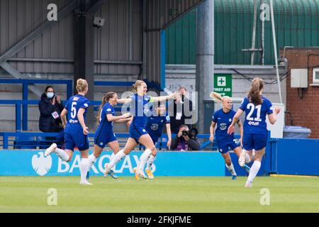 LONDRA, REGNO UNITO. 2 MAGGIO : Pernille Harder (Chelsea FC) festeggia dopo aver segnato durante la partita della UEFA Women’s Champions League 2020-21 tra il Chelsea FC e il Bayern Monaco a Kingsmeadow. Credit: Federico Guerra Morán/Alamy Live News Foto Stock