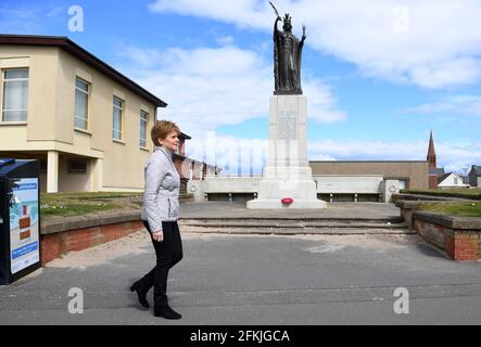 Il primo ministro scozzese e leader del Partito nazionale scozzese (SNP), Nicola Sturgeon a Troon durante la campagna elettorale per le elezioni parlamentari scozzesi. Data immagine: Domenica 2 maggio 2021. Foto Stock