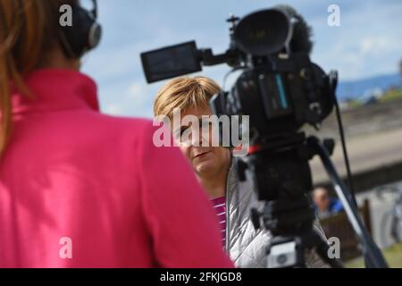 Nicola Sturgeon, primo ministro scozzese e leader del Partito nazionale scozzese (SNP), offre un incontro a Troon durante la campagna elettorale per le elezioni parlamentari scozzesi. Data immagine: Domenica 2 maggio 2021. Foto Stock