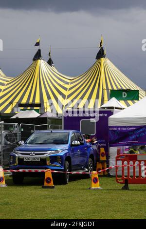 Liverpool, Regno Unito. 2 maggio 2021. I preparativi finali sono in corso per un concerto dal vivo al Sefton Park, che non richiede che il pubblico sia socialmente distanziato, i partecipanti dovranno fornire la prova di un test negativo del coronavirus prima di entrare e vivere nella regione della città di Liverpool. I ricercatori in loco esamineranno il movimento e il comportamento della folla di 5,000 persone. Sarà inoltre chiesto loro di fare un test dopo l'evento, mentre ministri e scienziati cercano di valutare la sicurezza degli ambienti esterni per le masse di persone che non indossano maschere facciali. Credit: ken biggs/Alamy Live News Foto Stock