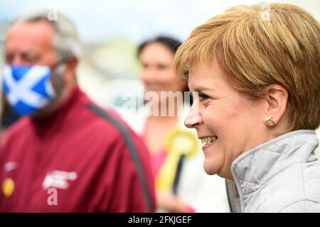 Il primo ministro scozzese e leader del Partito nazionale scozzese (SNP), Nicola Sturgeon a Troon durante la campagna elettorale per le elezioni parlamentari scozzesi. Data immagine: Domenica 2 maggio 2021. Foto Stock