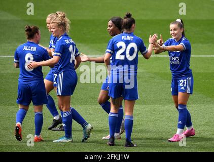 Hannah Cain (a destra) di Leicester City celebra il terzo gol della partita durante la partita del campionato fa Women's Championship al King Power Stadium di Leicester. Data di emissione: Domenica 2 maggio 2021. Foto Stock