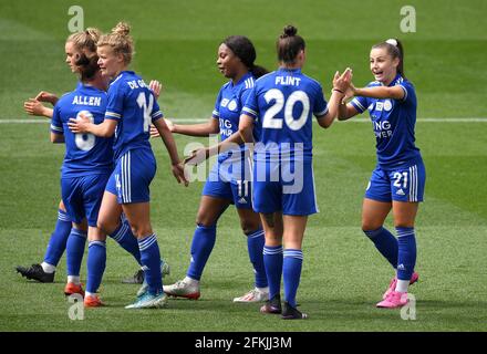 Hannah Cain (a destra) di Leicester City celebra il terzo gol della partita durante la partita del campionato fa Women's Championship al King Power Stadium di Leicester. Data di emissione: Domenica 2 maggio 2021. Foto Stock