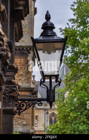 Primo piano della facciata e della lanterna del Trinity College Front Quad, Oxford, Regno Unito. Cielo sovrastato. Foto Stock