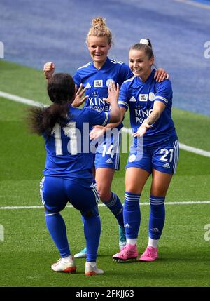 Hannah Cain (a destra) di Leicester City celebra il terzo gol del gioco con i compagni di squadra Lachante Paul e Esmee de Graaf (al centro) durante la partita del campionato fa Women's Championship al King Power Stadium di Leicester. Data di emissione: Domenica 2 maggio 2021. Foto Stock