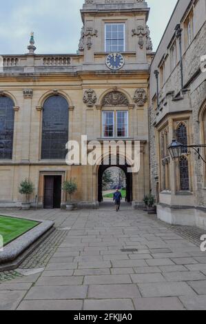 Vista del prato inglese e della facciata dell'edificio dal Trinity College Durham Quad, Oxford, Regno Unito. Cielo sovrastato. Foto Stock