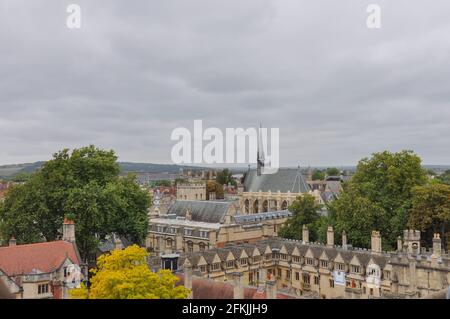 Vista sul tetto degli edifici storici dell'università verso la cappella del college di Exeter, Oxford, Regno Unito. Cielo sovrastato. Foto Stock