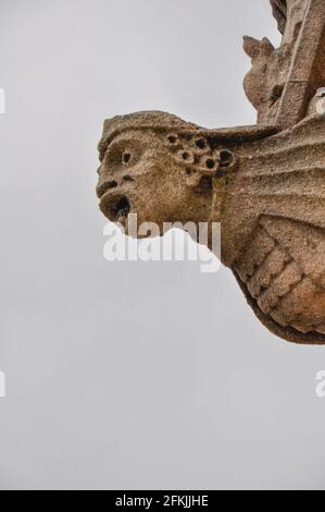 Primo piano di pietra intagliata Gargoyle sulla Chiesa Universitaria di St Mary la Virgin Tower, Oxford, Regno Unito. Cielo sovrastato. Foto Stock