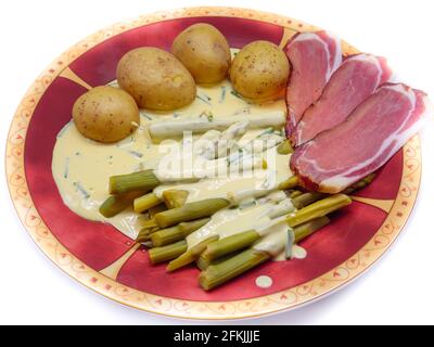 asparagi verdi freschi con prosciutto e patate Foto Stock