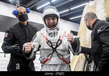 L'astronauta della NASA Mike Hopkins viene aiutato dall'astronauta spaziale SpaceX Crew Dragon Resilience a bordo della nave di recupero SpaceX GO Navigator dopo che, gli astronauti della NASA Shannon Walker, Victor Glover e l'astronauta dell'Agenzia per l'esplorazione aerospaziale giapponese (JAXA) Soichi Noguchi, sbarcati nel Golfo del Messico al largo della costa di Panama City, Florida, domenica 2 maggio 2021. La missione SpaceX Crew-1 della NASA è stata il primo volo a rotazione dell'equipaggio della navicella spaziale SpaceX Crew Dragon e del razzo Falcon 9 con astronauti per la Stazione spaziale Internazionale come parte del Commercial Crew Program dell'agenzia. Credito obbligatorio: Fatturazione Foto Stock