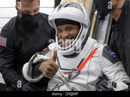 L'astronauta della NASA Victor Glover è aiutato fuori dalla navicella spaziale SpaceX Crew Dragon Resilience a bordo della nave di recupero SpaceX GO Navigator dopo che lui, astronauti della NASA Mike Hopkins, Shannon Walker, E Giappone Aerospace Exploration Agency (JAXA) astronauta Soichi Noguchi, sbarcato nel Golfo del Messico al largo della costa di Panama City, Florida, domenica 2 maggio 2021. La missione SpaceX Crew-1 della NASA è stata il primo volo a rotazione dell'equipaggio della navicella spaziale SpaceX Crew Dragon e del razzo Falcon 9 con astronauti per la Stazione spaziale Internazionale come parte del Commercial Crew Program dell'agenzia. Credito obbligatorio: Fattura in Foto Stock