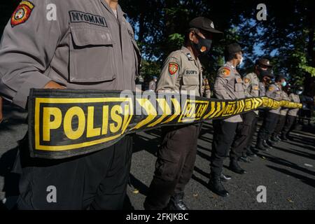 Denpasar, Bali, Indonesia. 2 maggio 2021. Ufficiali di polizia a stare in piedi una guardia durante il rally. Gli studenti di Bali hanno tenuto un raduno per commemorare la Giornata Internazionale del lavoro o il giorno di Maggio e la Giornata Indonesiana dell'Educazione in piazza Catur Muka. Richiedono una migliore ricchezza dei lavoratori e una migliore istruzione nel paese. Credit: Dicky Bisinglasi/ZUMA Wire/Alamy Live News Foto Stock