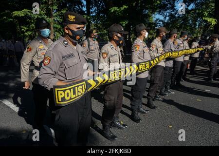 Denpasar, Bali, Indonesia. 2 maggio 2021. Ufficiali di polizia a stare in piedi una guardia durante il rally. Gli studenti di Bali hanno tenuto un raduno per commemorare la Giornata Internazionale del lavoro o il giorno di Maggio e la Giornata Indonesiana dell'Educazione in piazza Catur Muka. Richiedono una migliore ricchezza dei lavoratori e una migliore istruzione nel paese. Credit: Dicky Bisinglasi/ZUMA Wire/Alamy Live News Foto Stock