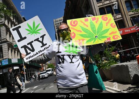 La gente marcia nell'annuale NYC Cannabis Parade & Rally a sostegno della legalizzazione della marijuana a New York. 1 maggio 2021 Foto Stock