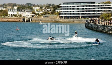 Fly-boarders in azione lungo il lungomare di Torquay in Devon. Foto Stock