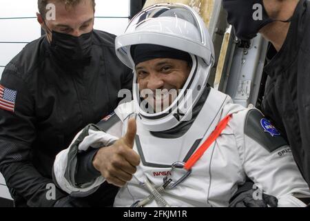 Golfo del Messico. 2 maggio 2021. L'astronauta della NASA Victor Glover è aiutato fuori dalla navicella spaziale SpaceX Crew Dragon Resilience a bordo della nave di recupero SpaceX GO Navigator dopo che lui, astronauti della NASA Mike Hopkins, Shannon Walker, E Giappone Aerospace Exploration Agency (JAXA) astronauta Soichi Noguchi, sbarcato nel Golfo del Messico al largo della costa di Panama City, Florida, domenica 2 maggio 2021. Credit: UPI/Alamy Live News Foto Stock