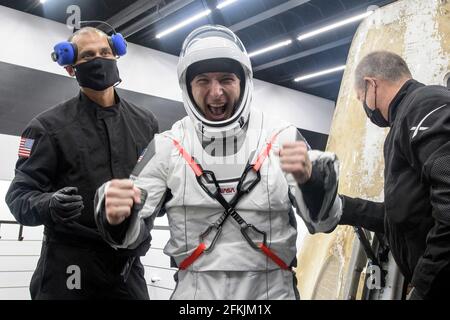 Golfo del Messico. 2 maggio 2021. L'astronauta della NASA Mike Hopkins viene aiutato dall'astronauta spaziale SpaceX Crew Dragon Resilience a bordo della nave di recupero SpaceX GO Navigator dopo che, gli astronauti della NASA Shannon Walker, Victor Glover e l'astronauta dell'Agenzia per l'esplorazione aerospaziale giapponese (JAXA) Soichi Noguchi, sbarcati nel Golfo del Messico al largo della costa di Panama City, Florida, domenica 2 maggio 2021. Credit: UPI/Alamy Live News Foto Stock