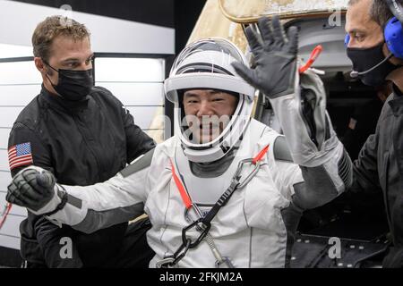 Golfo del Messico. 2 maggio 2021. Giappone Aerospace Exploration Agency (JAXA) astronauta Soichi Noguchi è aiutato fuori dalla SpaceX Crew Dragon Resilience a bordo della nave di recupero SpaceX GO Navigator dopo che lui, NASA astronauti Mike Hopkins, Shannon Walker, E Victor Glover, atterrato nel Golfo del Messico al largo della costa di Panama City, Florida, domenica 2 maggio 2021. Credit: UPI/Alamy Live News Foto Stock