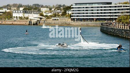 Fly-boarders in azione lungo il lungomare di Torquay in Devon. Foto Stock