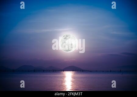 Vista fantastica sul mare. Romantico scenico con luna piena sul mare a notte. Riflessione della luna in acqua. Stile immagine vignetta. La luna NON era furn Foto Stock