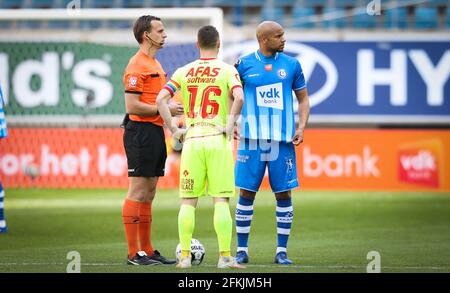 Mechelen's Rob Schoofs e Gent's Vadis Odjidja-Ofoe hanno raffigurato all'inizio di una partita di calcio tra KAA Gent e KV Mechelen, domenica 02 maggio 2021 a G. Foto Stock