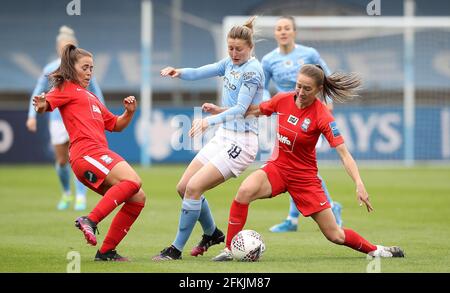 Ellen White di Manchester City affronta la palla con Lucy Whippp di Birmingham City (a destra) e Jamie-Lee Napier (a sinistra) , durante la partita della Super League femminile fa allo stadio Manchester City Academy. Data di emissione: Domenica 2 maggio 2021. Foto Stock