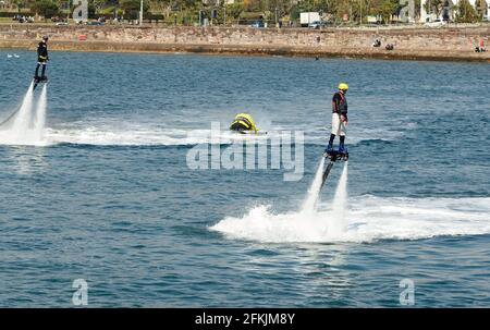 Fly-boarders in azione lungo il lungomare di Torquay in Devon. Foto Stock