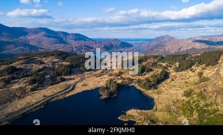 Strada tortuosa attraverso Molls Gap nella circonvallazione di Kerry, il panoramico parco nazionale di Killarney nella contea di Kerry. Foto Stock