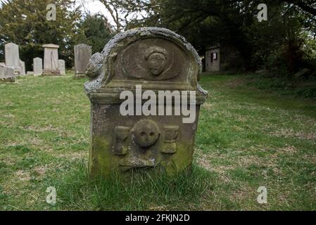 La testa indossata e intemperie nel vecchio cimitero del Pentland del XVII secolo vicino a Loanhead, Edimburgo, Scozia, Regno Unito. Foto Stock