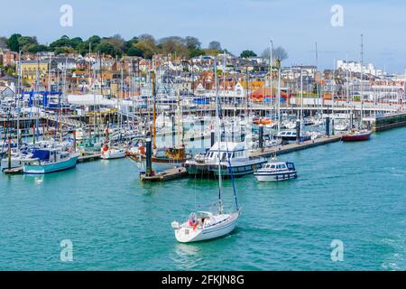Marina con barche e yacht sul Solent Sea a East Cowes, Isola di Wight, Inghilterra, Regno Unito. Foto Stock