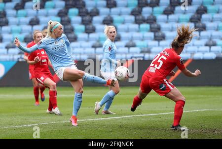 Chloe Kelly di Manchester City segna il 2° gol delle sue squadre contro Birmingham City, durante la partita della Super League delle Femminile al Manchester City Academy Stadium. Data di emissione: Domenica 2 maggio 2021. Foto Stock