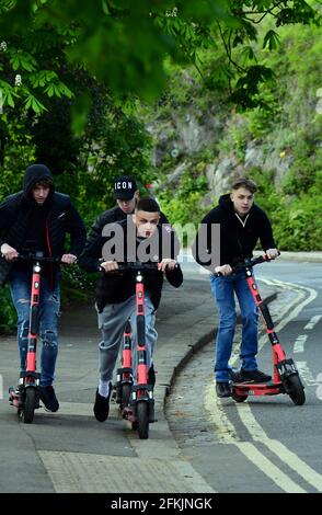 Bristol, Regno Unito. 02 maggio 2021. Regno Unito Meteo. La gente di festa della banca sugli scooters e è vista nel villaggio di Clifton Bristol godendosi. Questi scooter e sono legali su strada con piastre Nunmber sul lato della piastra di base e sul retro. Sono inoltre dotati di luci anteriori e posteriori. Questi scooter e possono essere noleggiati da app mobile e sono in prova sui rubini di Bristol. Credito immagine: Robert Timoney/Alamy Live News Foto Stock