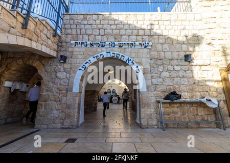 Meron - Israele, 21-03-2021. L'ingresso alla tomba di Rabbino Shimon Bar Yochai e di suo figlio Elazar Foto Stock