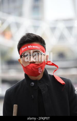 Londra, Regno Unito. 2 maggio 2021. 'Giornata della rivoluzione pring' organizzata da Global Myanmar. I manifestanti marciano contro il governo militare in Myanmar e a favore del governo di unità nazionale. Credit: Andrea Domeniconi/Alamy Live News Foto Stock