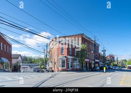 Warwick, NY-USA-1 maggio 2021: Vista orizzontale dell'intersezione di Main Street e South Street nel quartiere dello shopping del centro di Warwick, NY Foto Stock