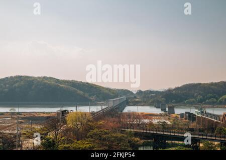 Fiume Imjingang e montagne dal parco Imjingak Pyeonghoa-Nuri a Paju, Corea Foto Stock