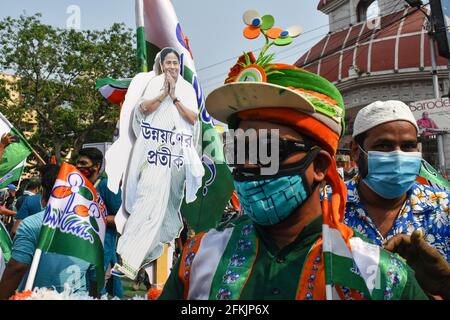 Kolkata, India. 02 maggio 2021. Kolkata. Bengala Occidentale, 2 maggio 2021, sostenitori del primo Ministro dello Stato del Bengala Occidentale e del Capo del Congresso Trinamool (TMC) Mamata Banerjee festeggiano dopo i primi risultati del sondaggio, in mezzo alla diffusione della malattia di coronavirus (COVID-19), a Kolkata. (Foto di Sudipta Das/Pacific Press) Credit: Pacific Press Media Production Corp./Alamy Live News Foto Stock