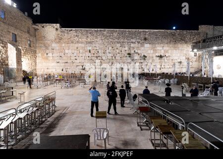 26-04-2021. gerusalemme-israele. Lunga esposizione di adoratori al Muro Occidentale, di notte Foto Stock