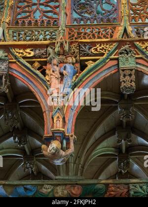 Coppia di amanti, dettaglio del rood screen della Chapelle de St Fiacre, Faouët, Morbihan, Bretagna, Francia. Foto Stock