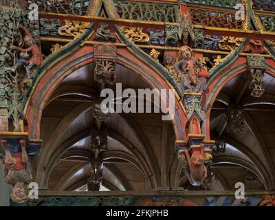 Uomo che vomita una volpe con pelle, dettaglio del rood screen della Chapelle de St Fiacre, Faouët, Morbihan, Bretagna, Francia. Foto Stock