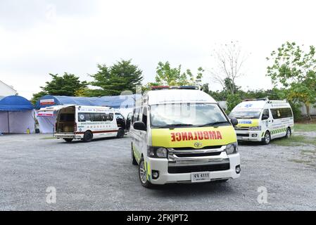 Thailandia - 2 maggio 2021 ambulanza, Thai Emergency Medical Service Network Park pronto in Nonthaburi luogo in attesa di un ordine di viaggio per raccogliere le persone infettate con la malattia di Coronavirus (COVID-19) in aree residenziali. A Bangkok e nelle zone circostanti dove si verifica una pandemia. (Foto di Teera Noisakran / Pacific Press/Sipa USA) Foto Stock