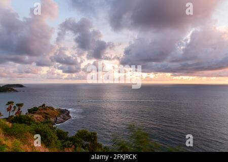 Cielo al tramonto a Phrom Thep Cape il punto panoramico dell'Isola di Phuket, la Perla del Mare delle Andamane, questo luogo è popolare per i turisti Foto Stock