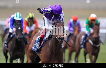 Madre Terra guidata da Frankie Dettori vince la Qipco 1000 Guineas Stakes durante il 1000 Guineas Day, parte del QIPCO Guineas Festival presso l'ippodromo di Newmarket. Data immagine: Domenica 2 maggio 2021. Foto Stock