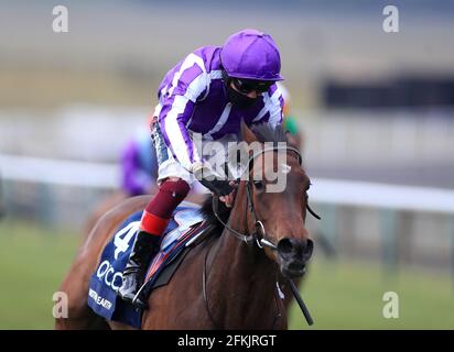 Madre Terra guidata da Frankie Dettori vince la Qipco 1000 Guineas Stakes durante il 1000 Guineas Day, parte del QIPCO Guineas Festival presso l'ippodromo di Newmarket. Data immagine: Domenica 2 maggio 2021. Foto Stock