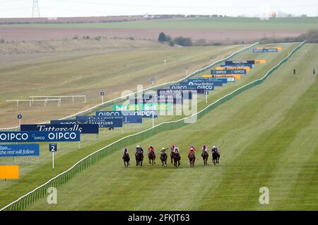 Madre Terra guidata dal fantino Frankie Dettori (a sinistra) sulla strada per vincere la Qipco 1000 Guineas Stakes durante il 1000 Guineas Day, parte del QIPCO Guineas Festival presso l'ippodromo di Newmarket. Data immagine: Domenica 2 maggio 2021. Foto Stock