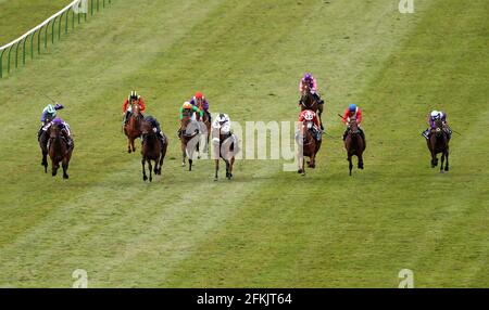 Madre Terra guidata dal fantino Frankie Dettori (seconda a sinistra) sulla strada per vincere la Qipco 1000 Guineas Stakes durante il 1000 Guineas Day, parte del QIPCO Guineas Festival presso l'ippodromo di Newmarket. Data immagine: Domenica 2 maggio 2021. Foto Stock